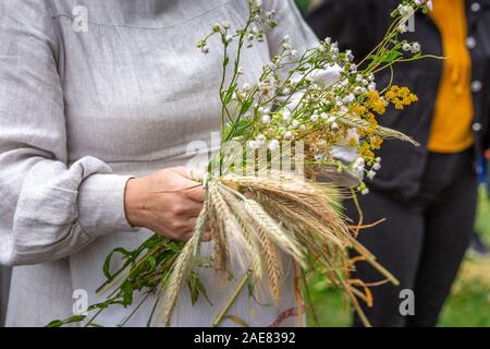 Faire des couronnes en biélorusse vêtements traditionnels, la célébration de la fête de l'Kupalle païenne, le midsummer festival marquant le début de l'été à Banque D'Images