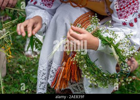 Faire des couronnes en biélorusse vêtements traditionnels, la célébration de la fête de l'Kupalle païenne, le midsummer festival marquant le début de l'été à Banque D'Images