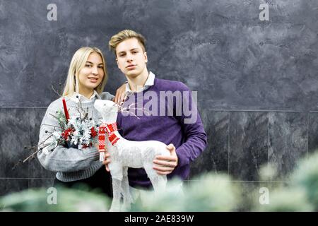 Portrait de jeune homme à femme shopping présente en magasin à temps avant les vacances d'hiver. Banque D'Images