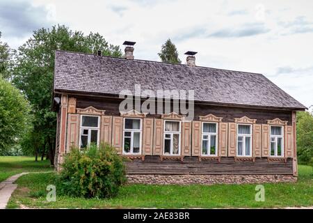 Vieille maison avec chambranles sur la fenêtre dans Ozertso près de Minsk, Biélorussie. Banque D'Images