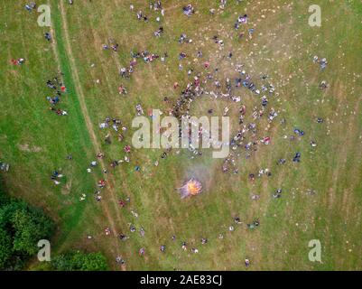 Danse en rond en biélorusse vêtements traditionnels autour de Bonfire, célébrant la vacances pagan d Kupalle, le midsummer festival marquant le début o Banque D'Images