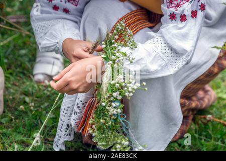 Faire des couronnes en biélorusse vêtements traditionnels, la célébration de la fête de l'Kupalle païenne, le midsummer festival marquant le début de l'été à Banque D'Images