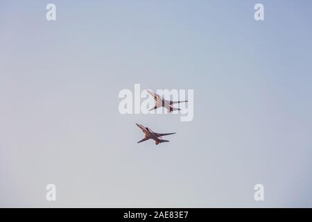 Des avions militaires dans le ciel pendant la célébration d'une fête de la victoire dans la guerre. à Minsk, en Biélorussie. Banque D'Images