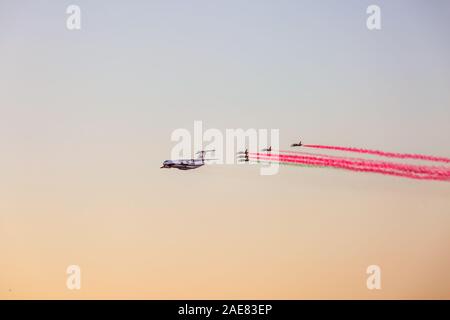 Des avions militaires dans le ciel pendant la célébration d'une fête de la victoire dans la guerre. à Minsk, en Biélorussie. Banque D'Images