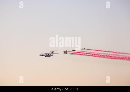 Des avions militaires dans le ciel pendant la célébration d'une fête de la victoire dans la guerre. à Minsk, en Biélorussie. Banque D'Images