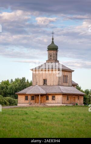 Église en bois dans la forêt à Ozertso près de Minsk, Biélorussie. Banque D'Images