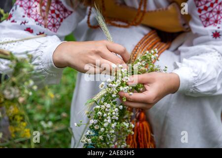 Faire des couronnes en biélorusse vêtements traditionnels, la célébration de la fête de l'Kupalle païenne, le midsummer festival marquant le début de l'été à Banque D'Images