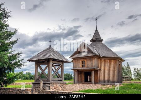 Église en bois dans la forêt à Ozertso près de Minsk, Biélorussie. Banque D'Images