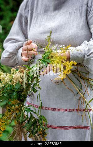 Faire des couronnes en biélorusse vêtements traditionnels, la célébration de la fête de l'Kupalle païenne, le midsummer festival marquant le début de l'été à Banque D'Images