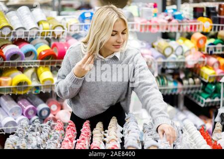 Femme en portant un chandail est titulaire d'un décor de fête pour les vacances d'hiver Banque D'Images