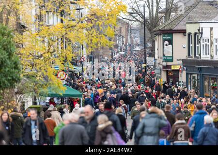 Cambridge UK Le 7 décembre 2019. Des milliers de personnes profitez de la foire d'hiver annuel de Mill Road. La route est fermée et rempli de gens avec de la musique, de l'alimentation de rue, danse, cirque, poésie et performances célébrant les fêtes d'hiver. Mill Road est connu pour sa diversité et nombre de magasins indépendants et les entreprises. Credit : Julian Eales/Alamy Live News Banque D'Images