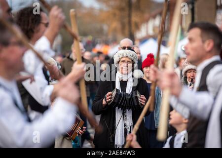 Cambridge UK Le 7 décembre 2019. Morris Dancers effectuer que des milliers de personnes profitez de la foire d'hiver annuel de Mill Road. La route est fermée et rempli de gens avec de la musique, de l'alimentation de rue, danse, cirque, poésie et performances célébrant les fêtes d'hiver. Mill Road est connu pour sa diversité et nombre de magasins indépendants et les entreprises. Credit : Julian Eales/Alamy Live News Banque D'Images