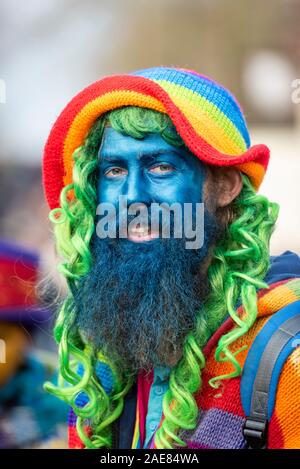 Cambridge UK Le 7 décembre 2019. Morris Dancers effectuer que des milliers de personnes profitez de la foire d'hiver annuel de Mill Road. La route est fermée et rempli de gens avec de la musique, de l'alimentation de rue, danse, cirque, poésie et performances célébrant les fêtes d'hiver. Mill Road est connu pour sa diversité et nombre de magasins indépendants et les entreprises. Credit : Julian Eales/Alamy Live News Banque D'Images