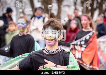 Cambridge UK Le 7 décembre 2019. Des milliers de personnes profitez de la foire d'hiver annuel de Mill Road. La route est fermée et rempli de gens avec de la musique, de l'alimentation de rue, danse, cirque, poésie et performances célébrant les fêtes d'hiver. Mill Road est connu pour sa diversité et nombre de magasins indépendants et les entreprises. Credit : Julian Eales/Alamy Live News Banque D'Images