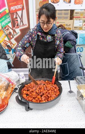 Cambridge UK Le 7 décembre 2019. Des milliers de personnes profitez de la foire d'hiver annuel de Mill Road. La route est fermée et rempli de gens avec de la musique, de l'alimentation de rue, danse, cirque, poésie et performances célébrant les fêtes d'hiver. Mill Road est connu pour sa diversité et nombre de magasins indépendants et les entreprises. Credit : Julian Eales/Alamy Live News Banque D'Images