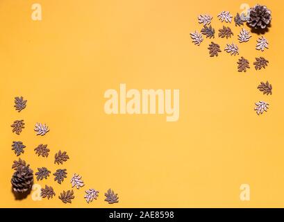 Composition d'automne. Des feuilles sèches et des pommes de pin. Automne Automne bacground. Banque D'Images