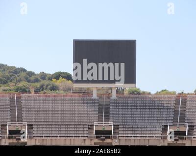 Grand écran de télévision au Sports Arena avec fond de ciel bleu Banque D'Images