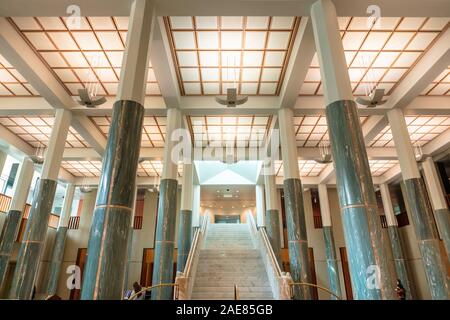 L'intérieur du hall d'entrée en marbre et l'escalier de la Maison du parlement à Canberra, Australie. Banque D'Images