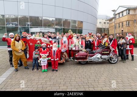 Chelmsford, Essex, Royaume-Uni. 7 décembre 2019. Les motards habillée en père visiter l'unité de pédiatrie à Broomfield Hospital à distribuer des cadeaux de Noël pour les hôpitaux d'Essex Crédit : Charité Ricci Fothergill/Alamy Live News Banque D'Images