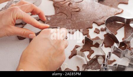 Prépare la pâte et cuit le pain d'épices et des biscuits dans la cuisine. Christmas gingerbread cookie cutters. Banque D'Images