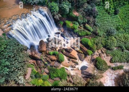 Image libre de droits vue aérienne de haute qualité sur La cascade De Voi ou la cascade d'éléphant, Dalat, province de Lam Dong, est des chutes d'eau supérieures au Vietnam Banque D'Images