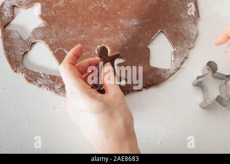 Baking Christmas gingerbread cookies dans chambre cuisine sur journée d'hiver. Christmas gingerbread cookie cutters. Banque D'Images