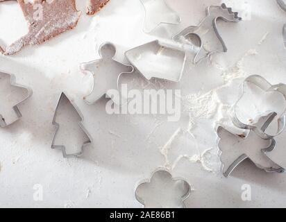 Christmas gingerbread cookie cutters. D'épices de Noël traditionnel à la cuisson. Banque D'Images