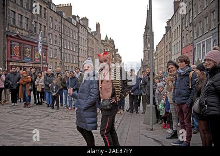 Édimbourg, Écosse, Royaume-Uni, 7 décembre 2019. La colorée rue Gareth puissant-interprète de Londres s'est rendu jusqu'à effectuer son spectacle sur le Royal Mile pour divertir les touristes et les acheteurs qui passaient par le biais de la grande rue avant que la pluie a commencé qui a été juste après 2h00 et trempées shoppers on une morne de Princes Street. Banque D'Images
