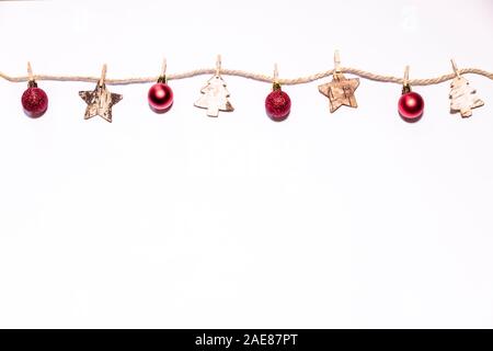 Christmas Ornaments hanging isolé en blanc. Concept de Noël. Banque D'Images