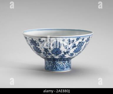 Dynastie Ming chinois, Bol, souches Xuande, période 1426/1435, porcelaine avec décor bleu sous glaçure, Harry G. Steele, don de grâce C. Steele 1972.43.5 Dynastie Ming chinois, Stem Bowl, période Xuande, 1426-1435 Banque D'Images