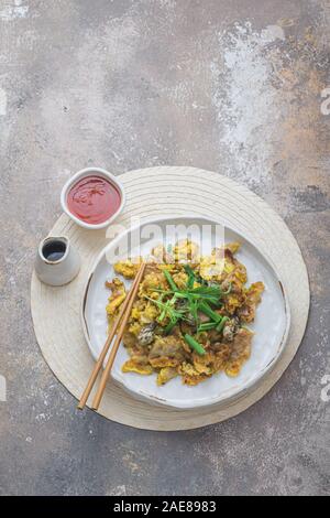 Omelette d'huîtres servi sur assiette blanche, la cuisine asiatique copy space Banque D'Images