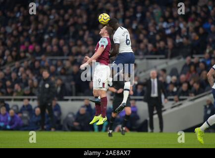 Londres, Royaume-Uni. 7 décembre 2019. Davinson peintures Sanchez de Tottenham Hotspur et Chris Wood de Burnley au cours de la Tottenham Hotspur vs Burnley Football Ligue 1 match de football à la Tottenham Hotspur Stadium le 7 décembre 2019-USAGE ÉDITORIAL SEULEMENT Aucune utilisation non autorisée avec l'audio, vidéo, données, listes de luminaire (en dehors de l'UE), club ou la Ligue de logos ou services 'live'. En ligne De-match utilisation limitée à 45 images ( +15 en temps supplémentaire). Aucune utilisation d'émuler des images en mouvement. Aucune utilisation de pari, de jeux ou d'un club ou la ligue/dvd publications/services- Crédit : Martin Dalton/Alamy Live News Banque D'Images