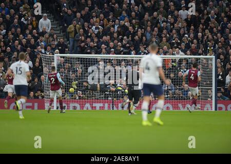 Londres, Royaume-Uni. 7 décembre 2019. Harry BUT Kane de Tottenham Hotspur ouvre la dernière notation Nick Pope de Burnley au cours de la Tottenham Hotspur vs Burnley Football Ligue 1 match de football à la Tottenham Hotspur Stadium le 7 décembre 2019-USAGE ÉDITORIAL SEULEMENT Aucune utilisation non autorisée avec l'audio, vidéo, données, listes de luminaire (en dehors de l'UE), club ou la Ligue de logos ou services 'live'. En ligne De-match utilisation limitée à 45 images ( +15 en temps supplémentaire). Aucune utilisation d'émuler des images en mouvement. Aucune utilisation de pari, de jeux ou d'un club ou la ligue/dvd publications/services- Crédit : Martin Dalton/Alamy Live News Banque D'Images