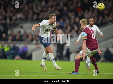 Londres, Royaume-Uni. 7 décembre 2019. Harry Kane de Tottenham Hotspur pousses pour but durant le Tottenham Hotspur vs Burnley Football Ligue 1 match de football à la Tottenham Hotspur Stadium le 7 décembre 2019-USAGE ÉDITORIAL SEULEMENT Aucune utilisation non autorisée avec l'audio, vidéo, données, listes de luminaire (en dehors de l'UE), club ou la Ligue de logos ou services 'live'. En ligne De-match utilisation limitée à 45 images ( +15 en temps supplémentaire). Aucune utilisation d'émuler des images en mouvement. Aucune utilisation de pari, de jeux ou d'un club ou la ligue/dvd publications/services- Crédit : Martin Dalton/Alamy Live News Banque D'Images