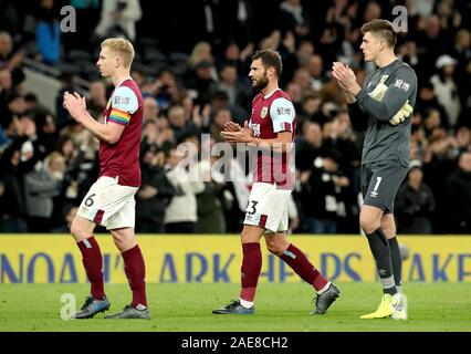Burnley's Ben Mee (de gauche à droite), Erik Pieters et gardien de Nick Pope reconnaître les fans après le coup de sifflet final lors de la Premier League match à la Tottenham Hotspur Stadium, Londres. Banque D'Images