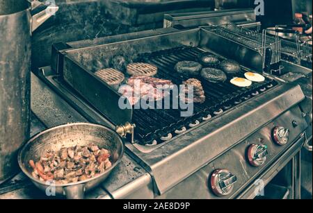 Vraie cuisine d'un restaurant-grill et bar à l'opération, tonique libre Banque D'Images