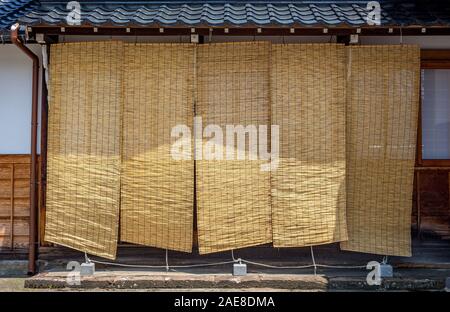 Les écrans de bambou, ou sudare en japonais, la pendaison en japonais temple comme protection contre la chaleur de l'été. La Préfecture d'Ishikawa, Kanazawa, Japon occidental. Banque D'Images