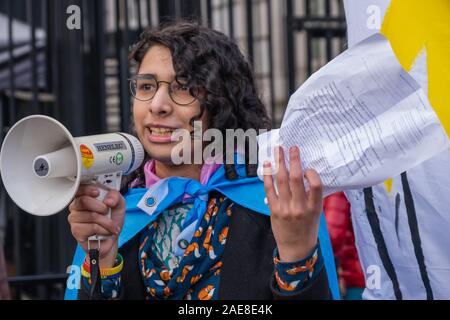 Londres, Royaume-Uni. 7 décembre 2019. Un Allemand transgenre résidant au Royaume-Uni est titulaire de l'enregistrement allemand de sa réaffectation, pas reconnu au Royaume-Uni, à la 'bum Boys contre Boris' rassemblement à Downing St., Boris Johnson, a déclaré : "Si le mariage gay était OK puis j'ai vu aucune raison de principe pour laquelle un syndicat ne devrait pas être consacré entre trois hommes et un chien." les militants LGBT + qui ont repris l'étiquette de Boris 'bum boys' organiser un mariage pour 3 hommes et un chien à l'extérieur de l'administration centrale de la campagne des Conservateurs pour protester contre cette et ses autres homophobe, raciste, sexiste et ableist commentaires avant de marcher à un rassemblement à l'extérieur de Downing St. Banque D'Images