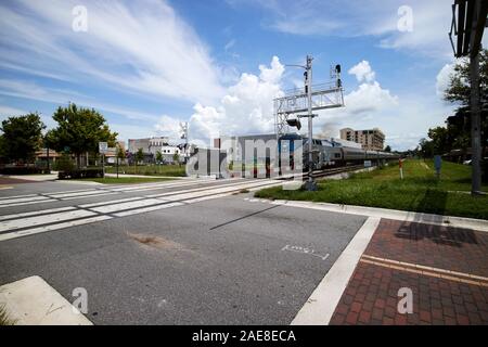 L'approche à barrières train Amtrak railroad train passage à niveau près de Lakefront Park kissimmee florida usa Banque D'Images