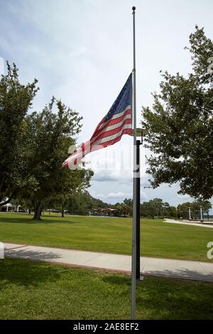 Drapeau américain en berne memorial park kissimmee kissimmee florida usa Banque D'Images