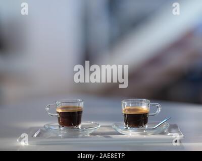 Deux beaux ensembles tasse à café en verre remplie de café sur un comptoir close up Banque D'Images