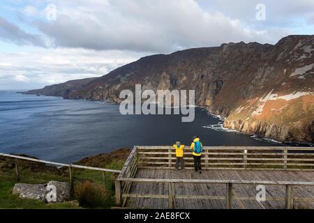 Mère et fils à la plate-forme d'observation il Slieve League cliffs de Bunglass, comté de Donegal, Irlande Banque D'Images