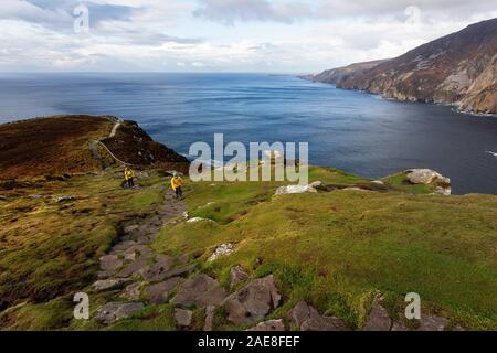 Mère et fils randonnées au Slieve League cliffs de Bunglass, comté de Donegal, Irlande Banque D'Images