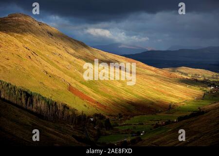 Vue sur les montagnes sur un soir moody, Sligo, Irlande Banque D'Images
