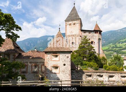 Castel Trostburg, un château médiéval et musée à Ponte Gardena (Weidbruck), le Tyrol du Sud, Italie. Banque D'Images