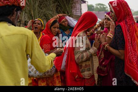 PUSHKAR, INDE - Novembre 07, 2019 : Groupe de femmes du Rajasthan dans des vêtements colorés font valoir au paiement de charmeur de serpent sur Novembre 07, 2019 à Pushkar, Banque D'Images