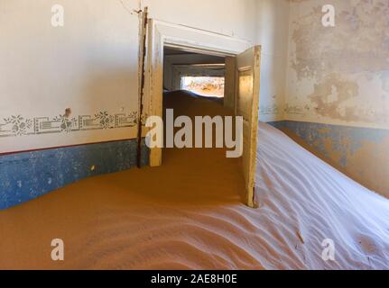 Abandonnés et oubliés des capacités et prix qu'ils soient pris en charge en empiétant sandstorm, Kolmanskop Ghost Town, le désert de Namib Banque D'Images