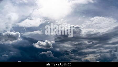 Beau coucher de soleil à la torche lumineuse avec dans le coin, ciel bleu et nuages de tempête sombre Banque D'Images