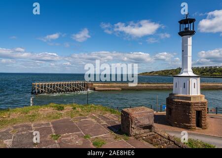 Maryport, Cumbria, Angleterre, Royaume-Uni - Mai 04, 2019 : l'ancien phare Maryport, avec l'embarcadère et la rivière Ellen Banque D'Images