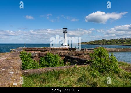 Maryport, Cumbria, Angleterre, Royaume-Uni - Mai 04, 2019 : l'ancien phare Maryport, avec l'embarcadère et la rivière Ellen Banque D'Images